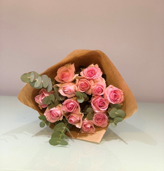 12 Pretty Pink Roses