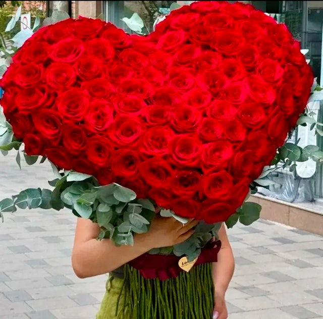 100 Love Shaped Roses