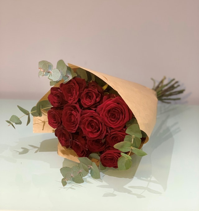 12 Romantic Red Roses